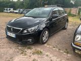 la photo d'une voiture noire garée dans un parking