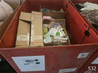 une boîte remplie d'argent posée par terre