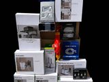 un grand nombre de boîtes empilées les unes sur les autres