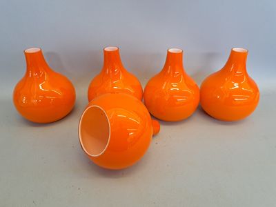 Putzler, cinq verres opalin doublés orange de forme globulai…
