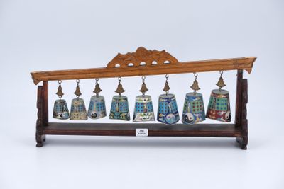 un présentoir de cloches posées sur un socle en bois
