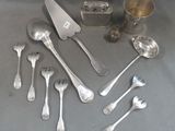 beaucoup de cuillères et de fourchettes en argent sur une table