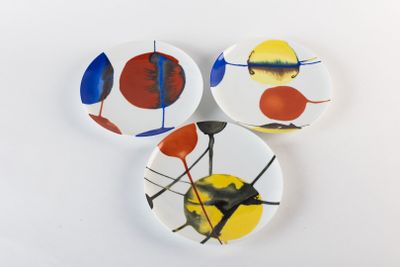 trois assiettes à motifs différents sur une surface blanche