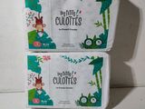 deux boîtes de lingettes pour bébé posées sur une table