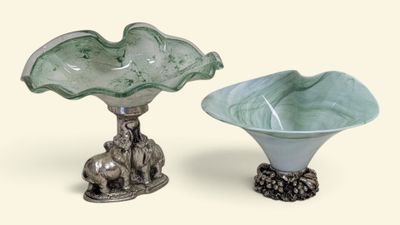 deux vases posés l'un à côté de l'autre sur une table