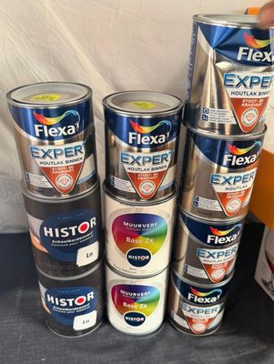 une pile de pots de peinture posée sur une table