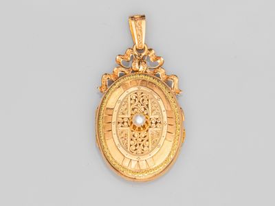 un gros plan d'un pendentif en or orné d'une horloge