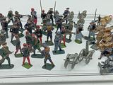 tout un tas de figurines posées sur un plateau