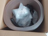 une boîte en carton contenant un sac en plastique