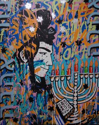 tableau représentant un homme tenant une menorah sur laquelle sont disposées des bougies