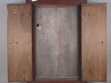 une photo d'un cadre en bois contenant un miroir