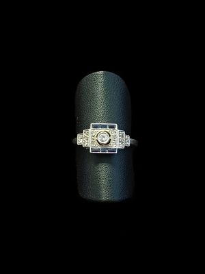 une image d'une bague en diamant sur une surface noire