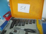 une mallette jaune contenant plusieurs outils
