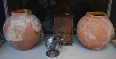 deux vases posés sur une table l'un à côté de l'autre