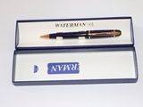 un stylo qui se trouve dans une boîte sur une table