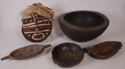 un bol, une cuillère et d'autres objets posés sur une table