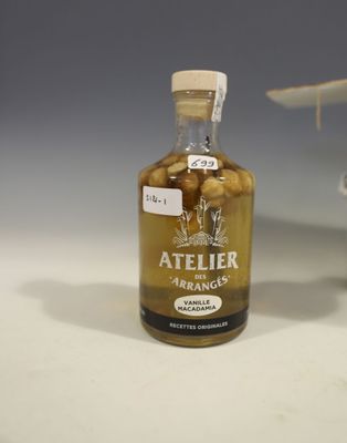 une bouteille d'alcool posée à côté d'un petit modèle réduit d'avion