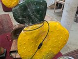 des vases jaunes et verts posés sur une table rouge dans une pièce