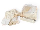 plusieurs morceaux de tissu sont emballés dans des sacs en plastique, posés sur une surface blanche