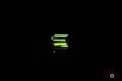 une image représentant un banc vert dans l'obscurité