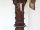 une horloge grand-père dans le coin d'une pièce