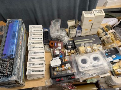 Lot d’équipements neufs divers dont :4 Néons noirs / 20 Pièc…