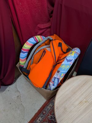 une valise posée par terre à côté d'une table