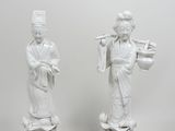 paire de figurines en porcelaine blanche représentant une femme et un homme