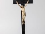 une statue de Jésus sur la croix, posée sur un socle