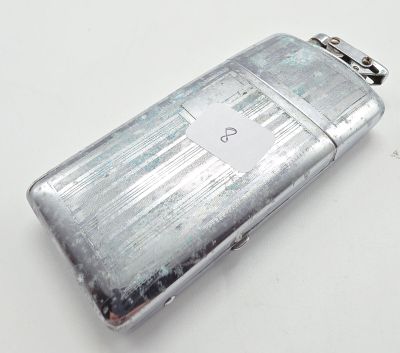 un briquet en argent posé sur une table
