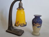 deux vases posés l'un à côté de l'autre sur une table