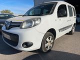 la petite camionnette blanche est garée dans le parking