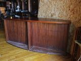 une photo d'un bar en bois dans un salon