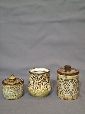 Robert PEROT (1931-2003) Trois pots couverts en céramique ém…