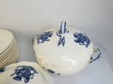 de nombreuses assiettes et bols ornés de motifs bleus et blancs