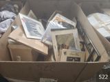 une boîte en carton remplie de vieilles photos et d'autres objets