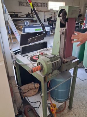 un homme qui travaille sur une machine dans un garage