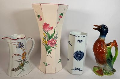trois vases posés l'un à côté de l'autre sur une table