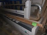 la photo d'une machine qui se trouve dans un garage