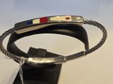 un gros plan d'un bracelet posé sur un présentoir sur une table