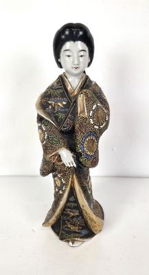 une figurine représentant une femme vêtue d'un kimono