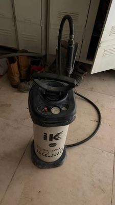 une photo d'un aspirateur posé par terre dans une pièce