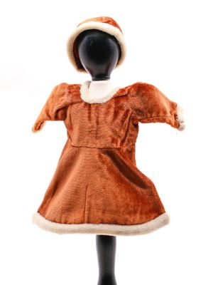 une image représentant un mannequin vêtu d'une robe marron et d'un chapeau