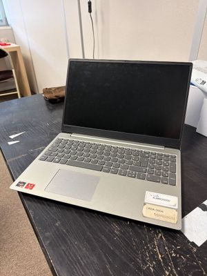 un ordinateur portable posé sur une table dans une pièce