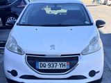 la voiture blanche est garée sur le côté de la route