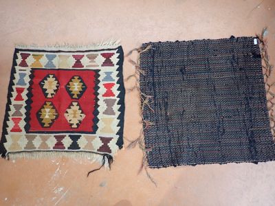 Deux petits tapis kilim, 54x51 cm et 47x50,5 cm (accidents)