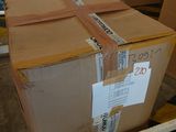 une boîte posée sur un carton