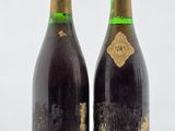 deux bouteilles de vin posées l'une à côté de l'autre sur une table