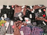 une pile de vêtements posée sur une table