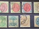 Plusieurs types de timbres sont exposés dans une vitrine.